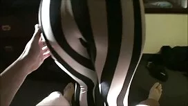 في الحديقة يقنع زوجت ...