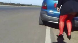 (إيفا) وهي تأكل دجاج ...