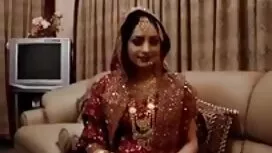 هي وحيدة في البيت ،  ...