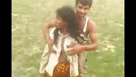 فتاة و صديقان في الم ...