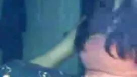الأم تشكل عمل فني سك ...